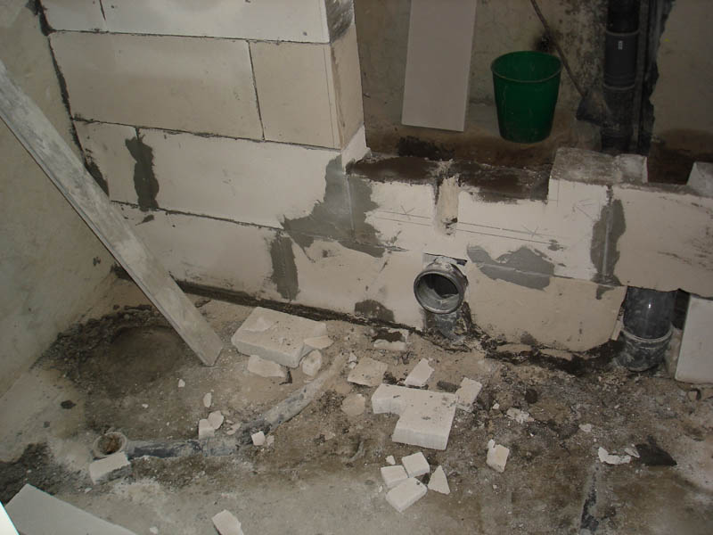 F_Itong stena v Bania - dupki za kazancheta.jpg