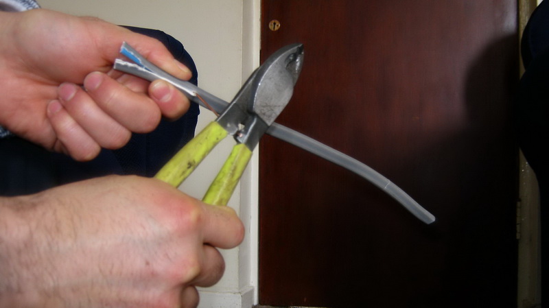 4 izteglqne na zazemitelniq kabel s dolnata 4ast na reza4kite_resize.JPG