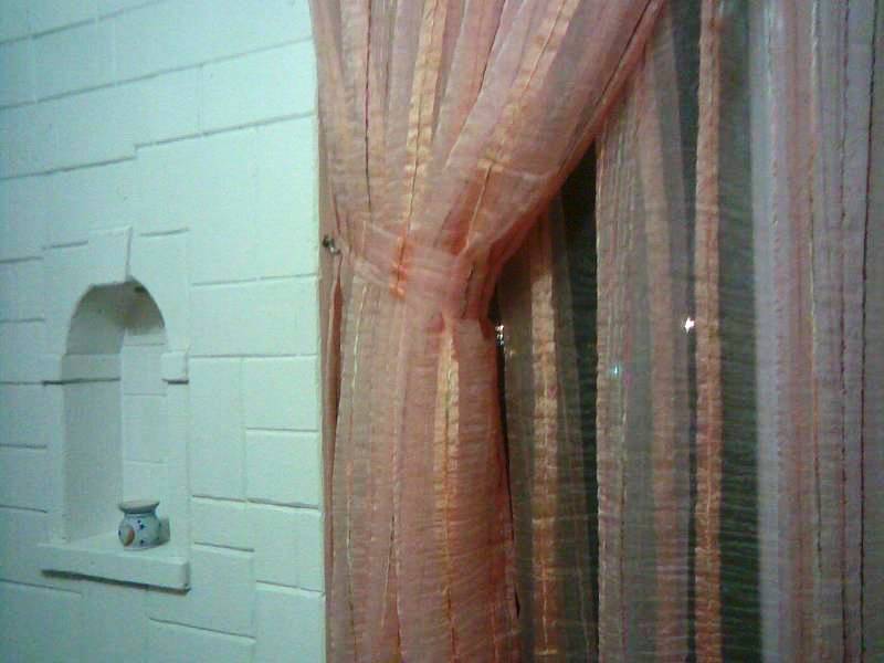 Kuhnya-perde i stena.jpg