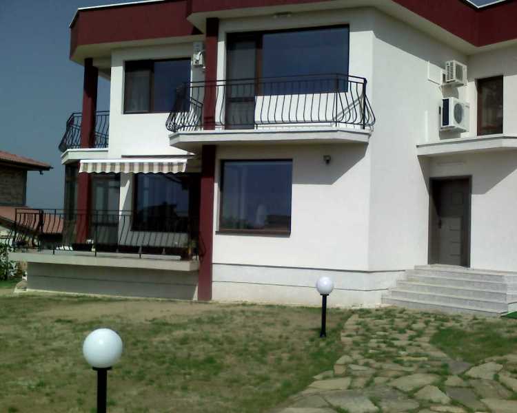 23-06-07къща ден.jpg