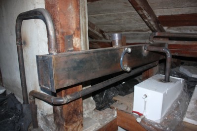 РС и преливен съд под покрива.JPG