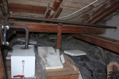 преливен съд и отдушник през стената.JPG