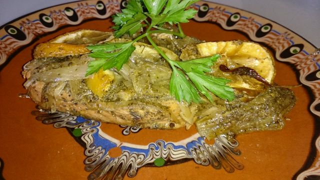 сьомга с лук в гювеч-порция.jpg